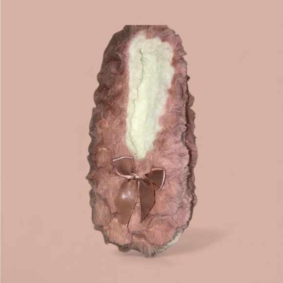 Chatties dark pink fuzzy slippers - Picture 5 of 9